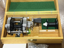 Ambasciatore Abu Garcia 75° Anniv. Vintage Mulinello da Pesca 5000C in Scatola di Legno + Altro