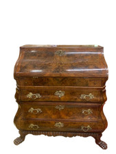 Antico cassettone mosso a