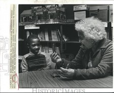 1983 Press Photo Volunteer