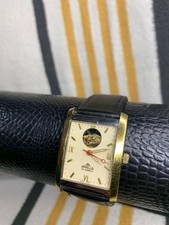 Orologio da polso servito