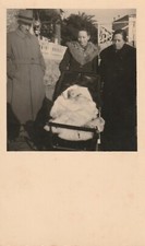  B3 - Foto Photo Fotografia Fotocartolina Anni 50 - Trio con neonato Passeggino