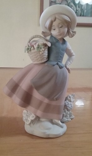 Lladro porcelain figurine - porcelain, 6.5"