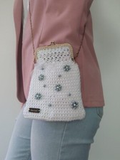 AR FLOWER  porta cellulare a uncinetto bianco con fiori ricamati. Fatto a mano 