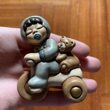 THUN Bambino Con Orsetto Su Triciclo Altezza 6 cm RARO *Fuori Produzione*