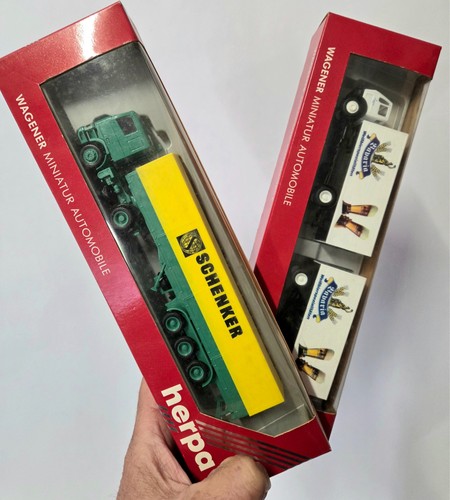 Due camion giocattolo - , giganti