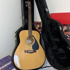 Chitarra acustica Yamaha F310 con custodia rigida Road Runner nera e cinghia da gioco 