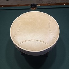 Poggiapiedi ottomano Babcock Phillips Corp MCM in vinile grigio con 4 gambe coniche in legno