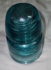 Antico isolatore in vetro blu