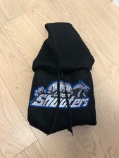 tuta e felpa trapstar colorazione nera con scritta blu e bianca, taglia S