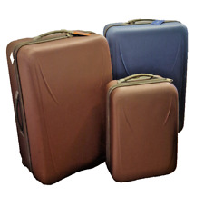 Set di due valige più un trolley. Leggerissime e molto capienti.