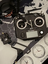 Radiocomando FrSky Taranis QX7 insieme al modulo TBS Crossfire