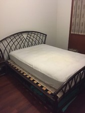 letto matrimoniale in giunco con due comodini, cassettiera e specchio