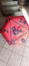 Ombrello ispirato a Dungeons & Dragons, con grafica a forma di dado D20...