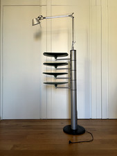 Lampada da terra Artemide con mensole girevoli e lampada Tolomeo integrata. Icon