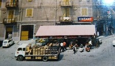  CAMION CON TANTE CASSE DI BEVANDE, CHE SERVONO UN BAR _ ASSAI  BELLA E INUSUALE