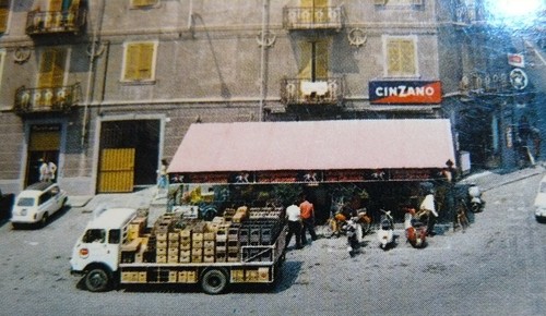 Camion con tante casse -  camion,