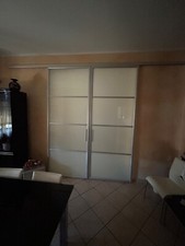 Porta scorrevole doppia anta in vetro satinato, a righe o disegno sabbiato