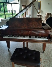 Pianoforte a mezza coda marca Gors &Kallmann in radica di noce .