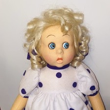 Bambola Lenci in feltro biondo con cerchio e bastone giocattolo