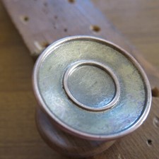 VECCHIA MANIGLIA IN OTTONE A POMELLO CON VITE IN FERRO PER MOBILI VARI RONDELLA