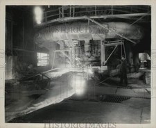 Press Photo Tapping pig iron