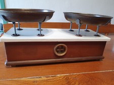 Vecchia bilancia a 2 piatti in