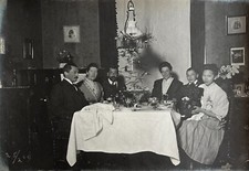 Tavolo natalizio con bassotto.  Foto antica, fine art.