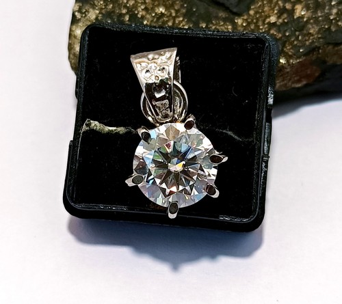 Ciondolo solitario diamante