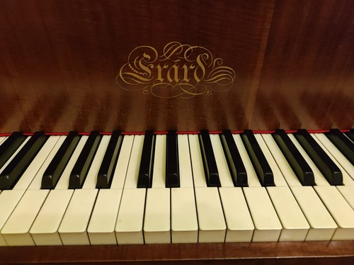 Pianoforte mezza coda - a,