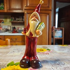 Statuina Babbo Natale con cappello alto e regalo – decorazione natalizia 28 cm