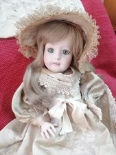 Antica bambola di porcellana