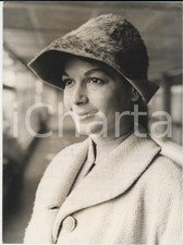 1955 LONDON Airport - Eva BARTOK wearing her coal scuttle hat *Photo 15x20 cm