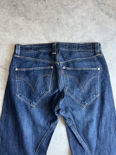 Etichetta jeans ingegnerizzata