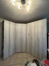 Armadio con Angolo Cabina e Cassettiere Interne.