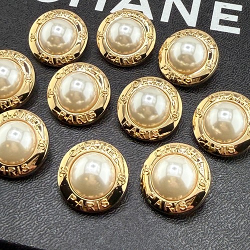 Chanel buttons shiny - shiny, gold