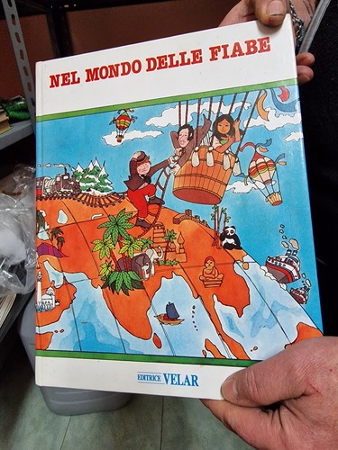 Cofanetto con volumi - volumi, nel
