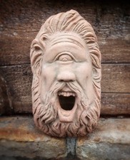 TESTA IN TERRACOTTA ANTICATA CICLOPE DA APPENDERE O MURARE  CM 17x10 CIRCA