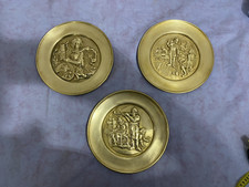 TRE  PIATTI DECORATIVI IN OTTONE/BRONZO VINTAGE FIRMATI NEL RETRO
