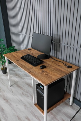 Scrivania moderna per computer