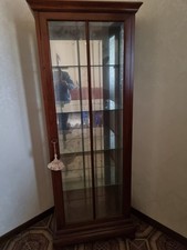 vetrina in legno con ante in