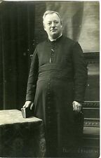 Un prête curé en soutane