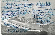 Natante 90 in navigazione con gli autografi dei componenti l'equipaggio