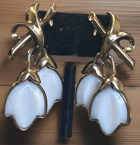Vintage crown trifari - trifari, white