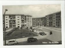 95062 CARTOLINA CON AUTO D' EPOCA FIAT 600 E GIARDINETTA A MILANO VIA PESCARELLA