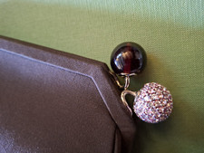 elegante pochette da sera in seta marrone con chiusura gioiello