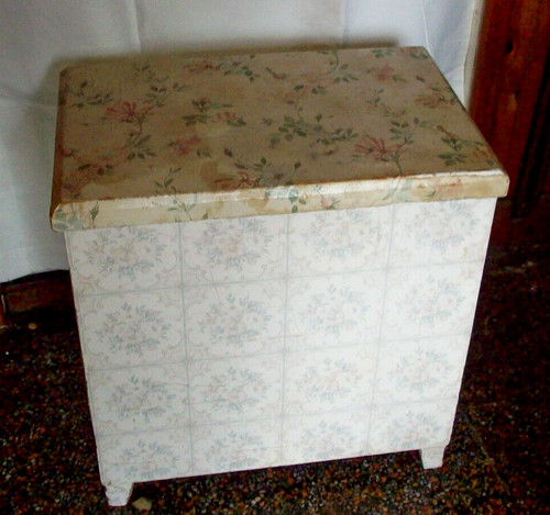 Piccolo vecchio sgabello box