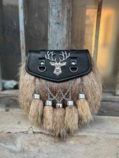 Sporran tradizionale scozzese con nappe di pelliccia ed emblema di cervo - Abito Highland