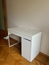 scrivania bianca con cassetti