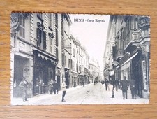 BRESCIA CORSO MAGENTA 1916 CARTOLINA ANIMATISSIMA ROTAIE TRAM NEGOZI BICI 