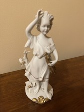 Statuina raffigurante bambina